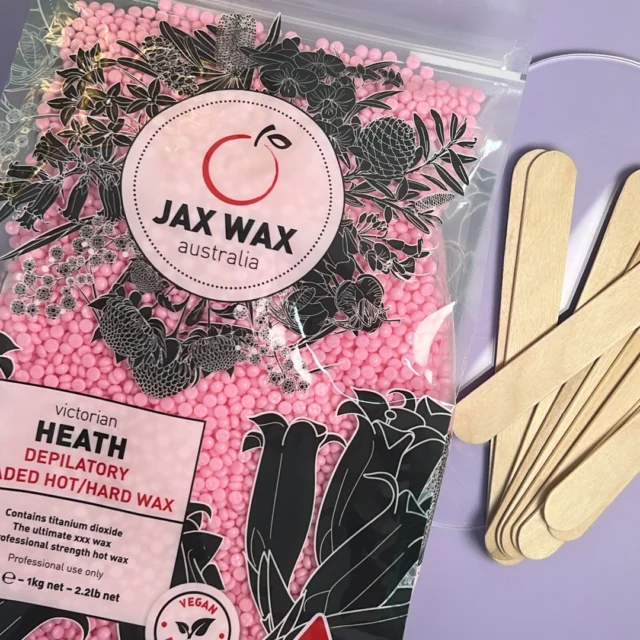 🌸Jax Wax Australia’s Victorian Heath Wax contains titanium dioxide which calms redness and makes it a great all round wax for students and therapists.
Designed to be used at a lower working temperature, this is a highly workable wax.
Recommended for all areas.
Available in 🌸1kg, 🌸5kg & 🌸12kg